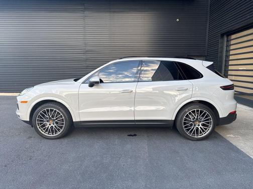 2023 Porsche Cayenne Platinum Edition
