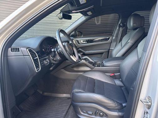 2023 Porsche Cayenne Platinum Edition