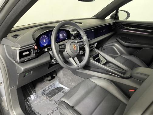 2025 Porsche Macan RWD