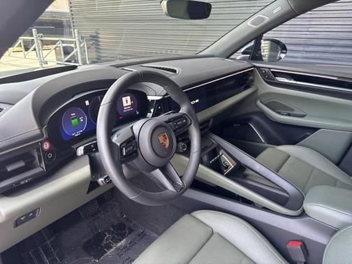 2025 Porsche Macan Base