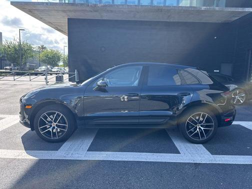 Jet Black Metallic 2024 Porsche Macan Macan