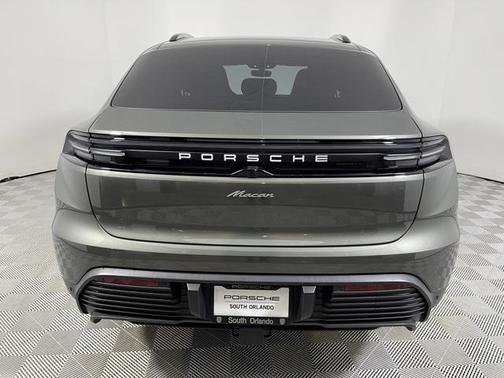 2025 Porsche Macan Base