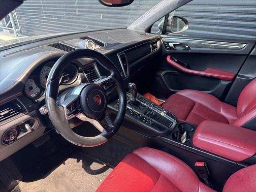 Volcano Grey Metallic 2017 Porsche Macan Macan Turbo