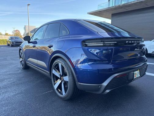 2025 Porsche Macan RWD