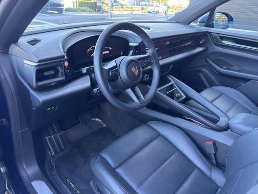 2025 Porsche Macan RWD