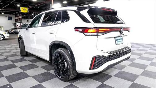 2025 Volkswagen Tiguan 2.0T SE R-Line Black 4MOTION