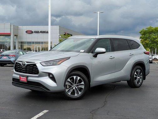 Celestial Silver Metallic 2022 Toyota Highlander XLE