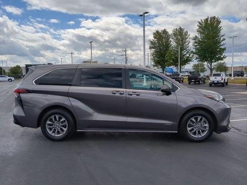 2021 Toyota Sienna LE