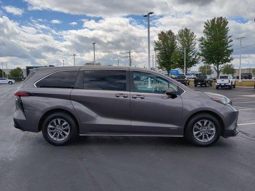 2021 Toyota Sienna LE