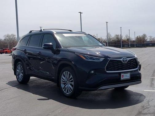 2023 Toyota Highlander Hybrid Platinum