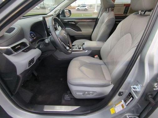 2025 Toyota Highlander Platinum