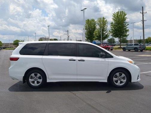 2019 Toyota Sienna SE
