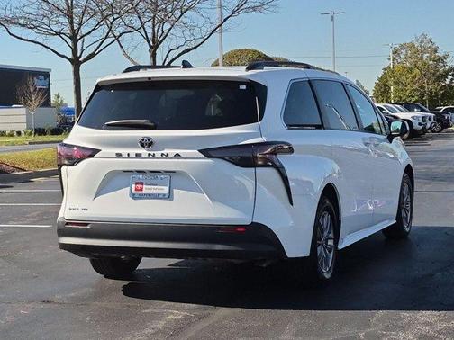 Ice Cap 2026 Toyota Sienna LE