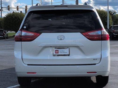 Blizzard Pearl 2017 Toyota Sienna XLE Premium