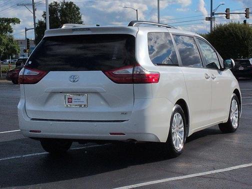 Blizzard Pearl 2017 Toyota Sienna XLE Premium