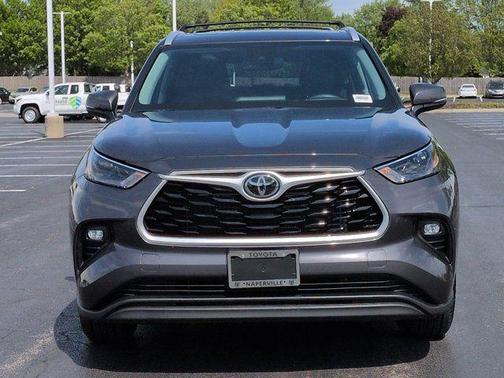 Magnetic Gray Metallic 2024 Toyota Highlander XLE