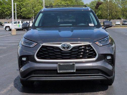 Magnetic Gray Metallic 2024 Toyota Highlander XLE