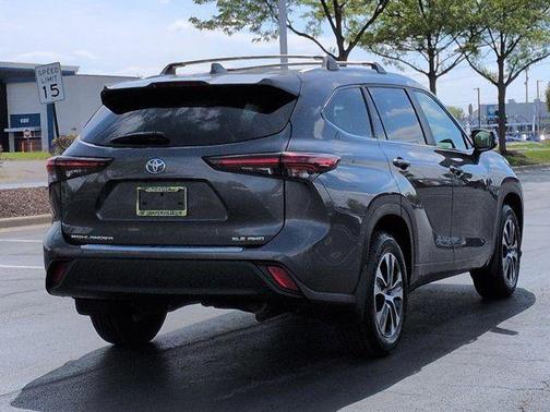 Magnetic Gray Metallic 2024 Toyota Highlander XLE