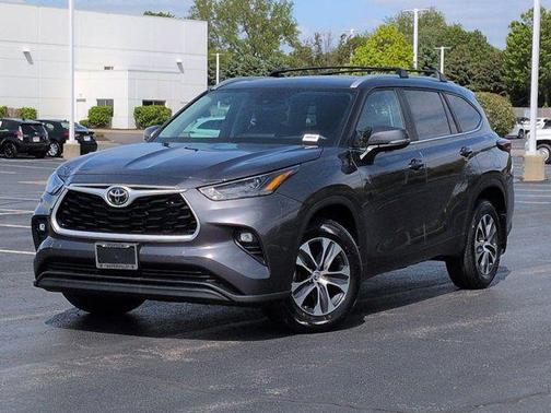Magnetic Gray Metallic 2024 Toyota Highlander XLE