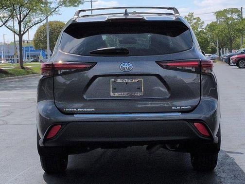Magnetic Gray Metallic 2024 Toyota Highlander XLE