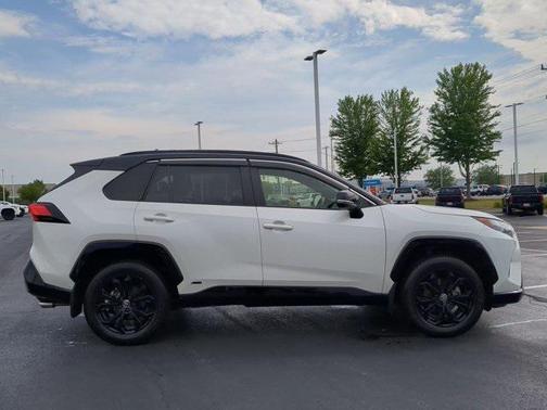 2022 Toyota RAV4 Hybrid SE