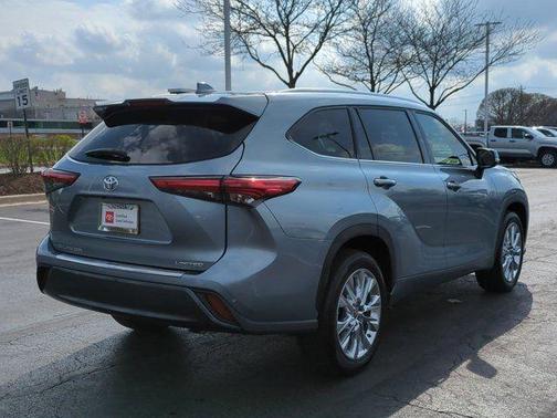 Moon Dust 2023 Toyota Highlander Limited