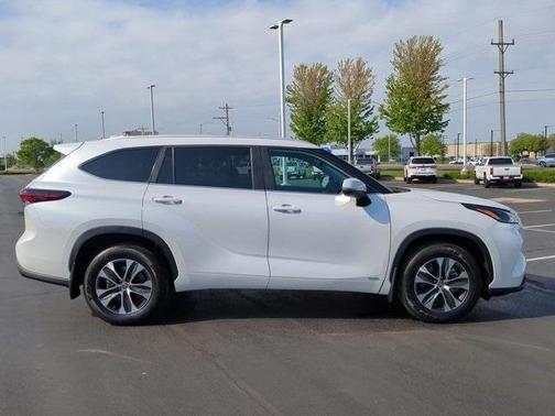 2024 Toyota Highlander Hybrid XLE