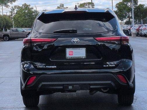 Midnight Black Metallic 2021 Toyota Highlander XLE