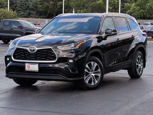 Midnight Black Metallic 2021 Toyota Highlander XLE