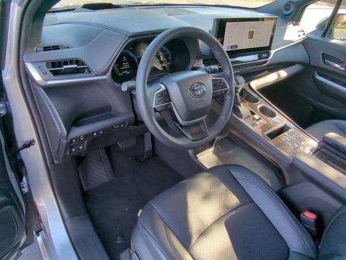 2025 Toyota Sienna Platinum