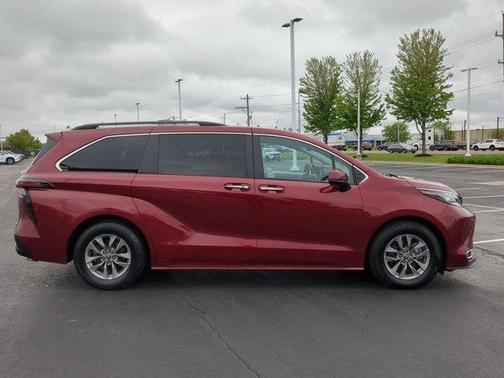2023 Toyota Sienna XLE 8 Passenger