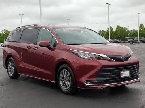 2023 Toyota Sienna XLE 8 Passenger