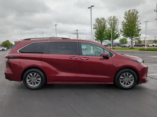 2023 Toyota Sienna XLE 8 Passenger