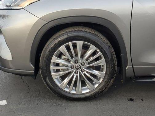 2025 Toyota Highlander Platinum