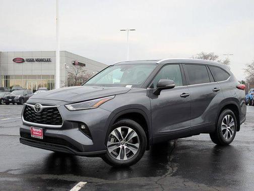 Magnetic Gray Metallic 2023 Toyota Highlander XLE