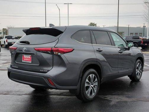 Magnetic Gray Metallic 2023 Toyota Highlander XLE