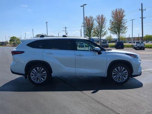 2025 Toyota Highlander Hybrid Platinum