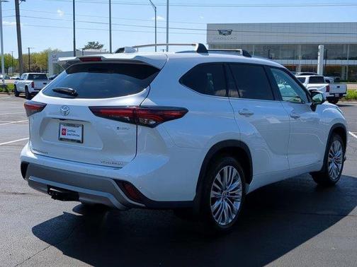 2025 Toyota Highlander Hybrid Platinum