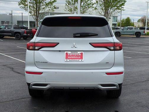 White Diamond 2024 Mitsubishi Outlander SE 2.5 2WD