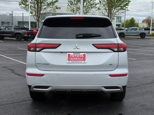 White Diamond 2024 Mitsubishi Outlander SE 2.5 2WD