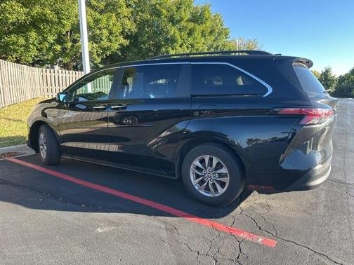 2022 Toyota Sienna XLE 7 Passenger