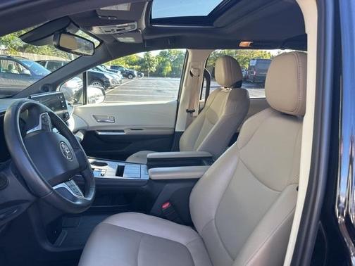 2022 Toyota Sienna XLE 7 Passenger