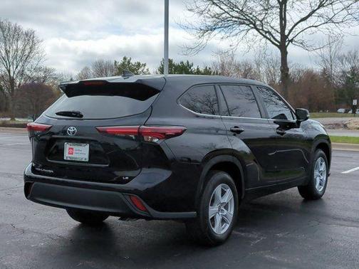 Midnight Black Metallic 2024 Toyota Highlander LE