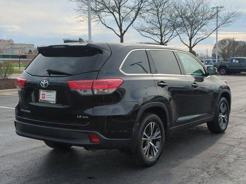Midnight Black Metallic 2019 Toyota Highlander LE Plus