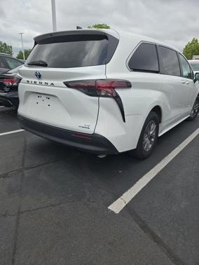 2023 Toyota Sienna LE