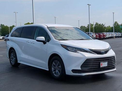 2023 Toyota Sienna LE