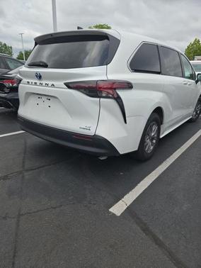 2023 Toyota Sienna LE