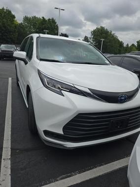 2023 Toyota Sienna LE