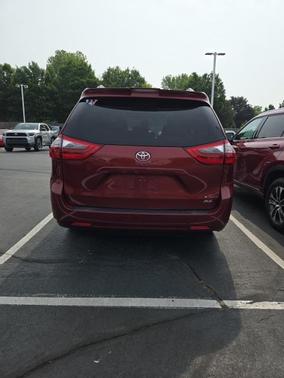 2020 Toyota Sienna XLE