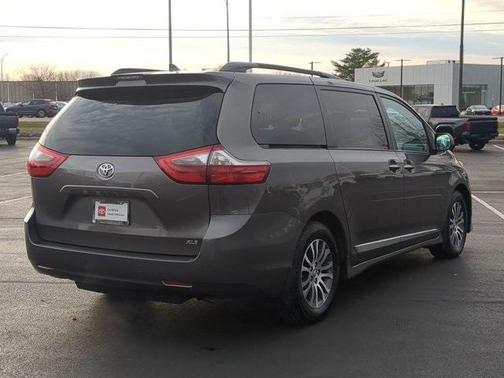 2020 Toyota Sienna XLE